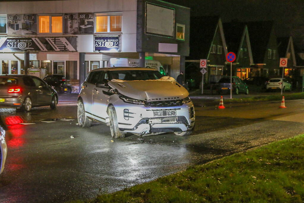 Range Rover zwaar beschadigd bij eenzijdig ongeval