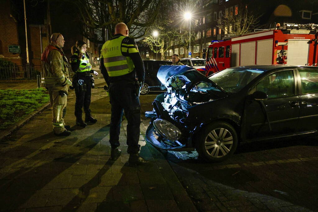 Geparkeerde auto vat vlam na eerder ongeval