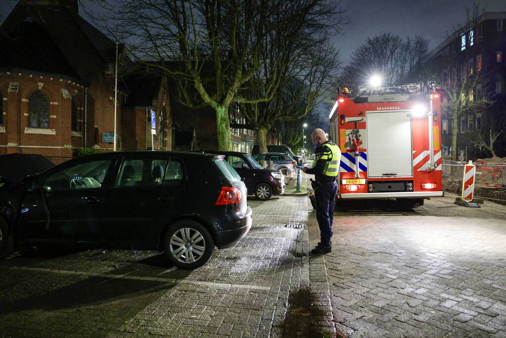 Geparkeerde auto vat vlam na eerder ongeval