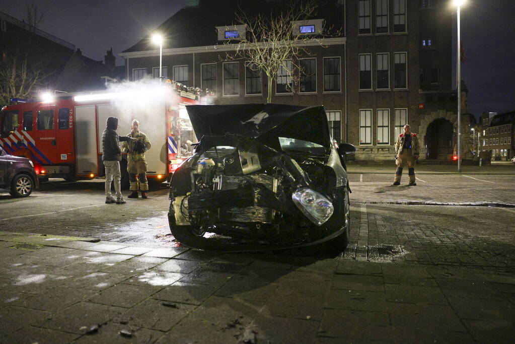 Geparkeerde auto vat vlam na eerder ongeval