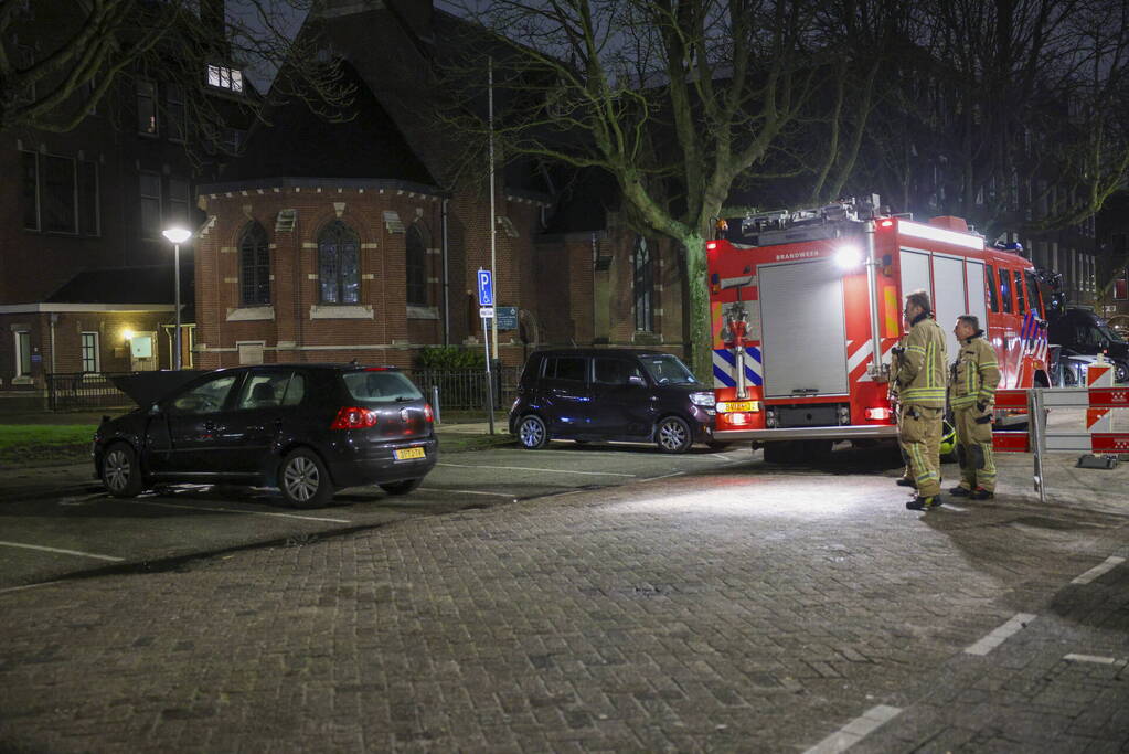 Geparkeerde auto vat vlam na eerder ongeval