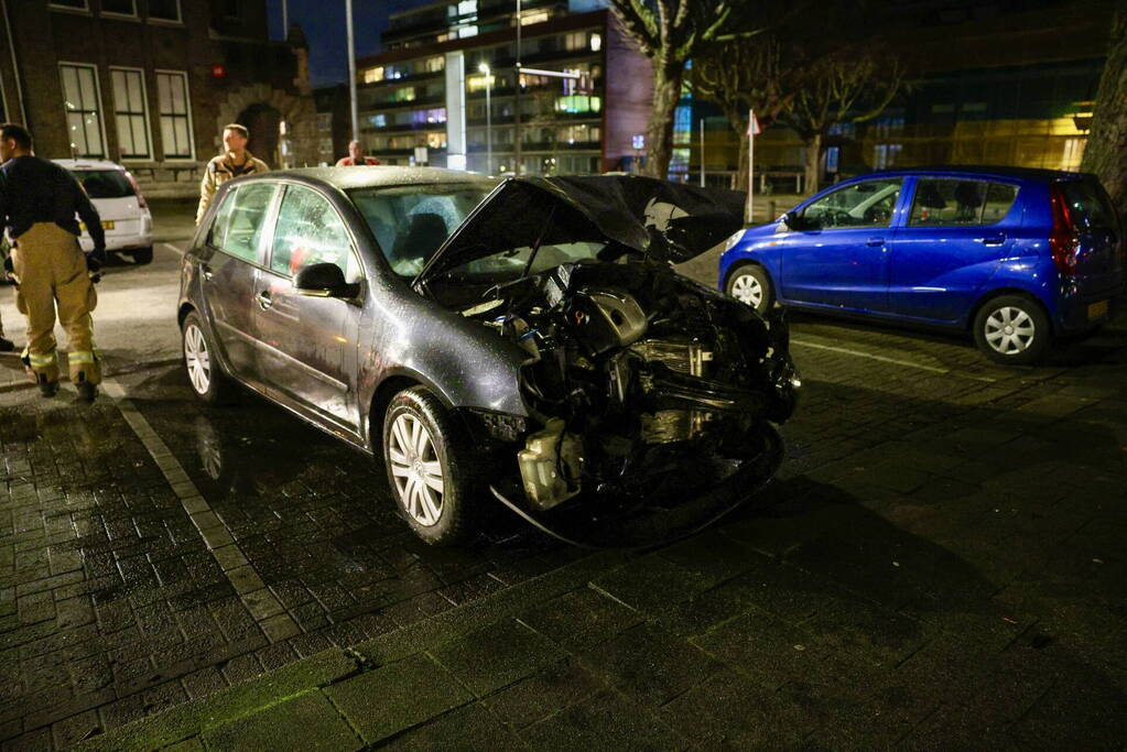 Geparkeerde auto vat vlam na eerder ongeval