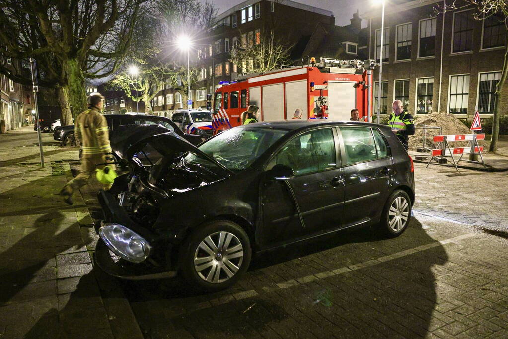 Geparkeerde auto vat vlam na eerder ongeval