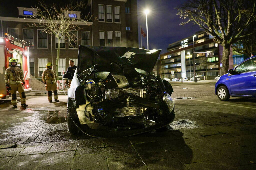 Geparkeerde auto vat vlam na eerder ongeval