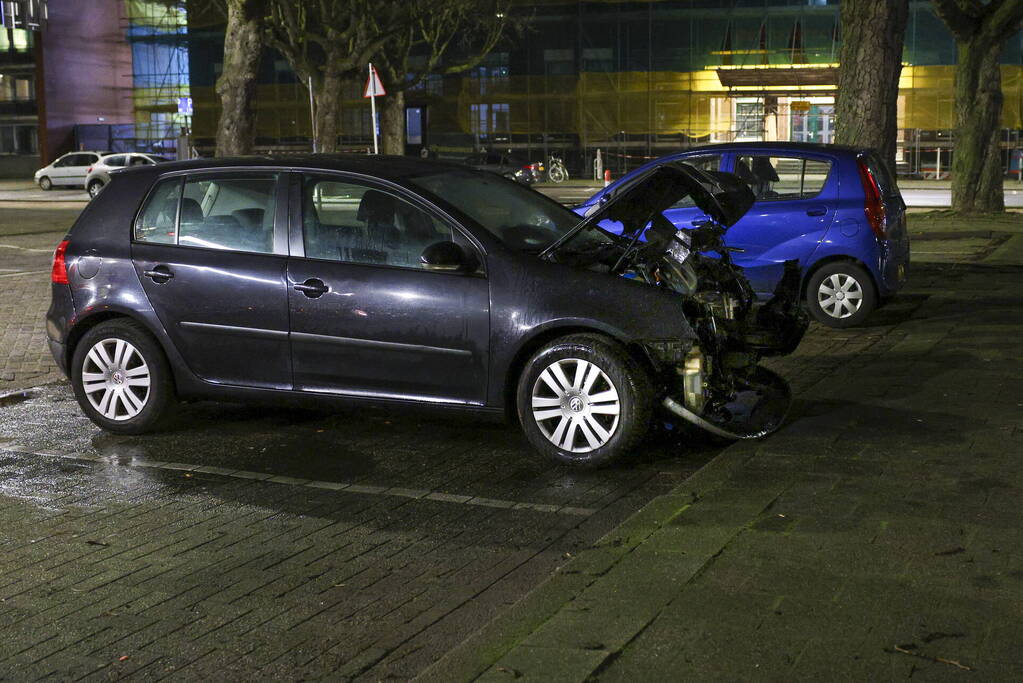 Geparkeerde auto vat vlam na eerder ongeval