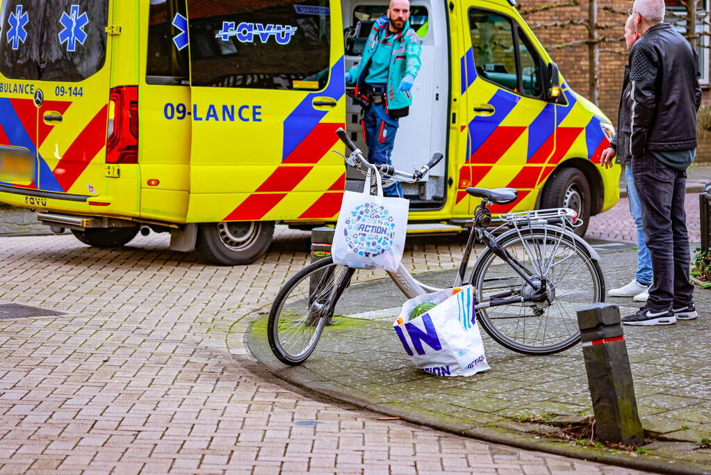 Auto en fietser botsen