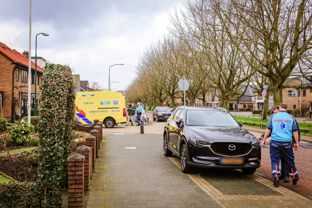 Auto en fietser botsen