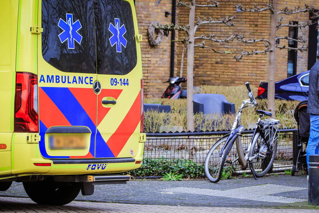 Auto en fietser botsen