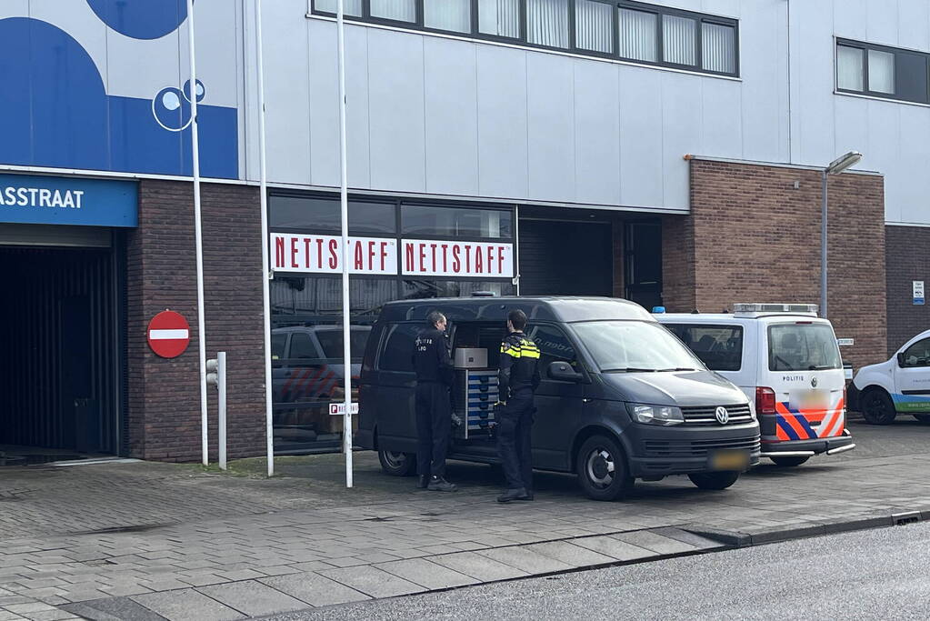 Grondstoffen voor de drugsproductie aangetroffen in bedrijfspand