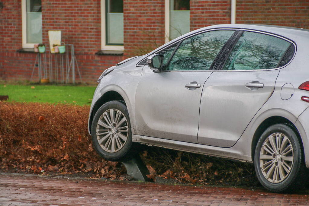 Auto's zwaar beschadigd na botsing op kruising