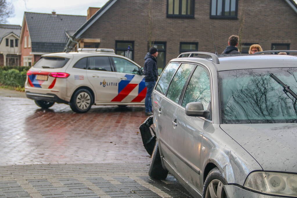 Auto's zwaar beschadigd na botsing op kruising