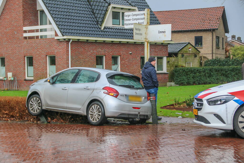 Auto's zwaar beschadigd na botsing op kruising