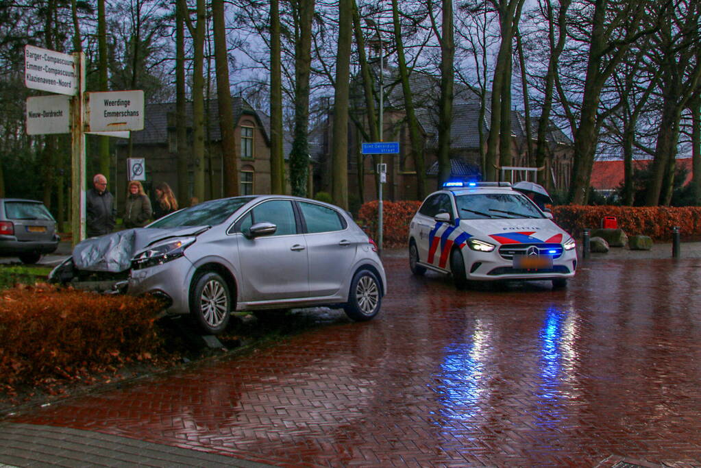 Auto's zwaar beschadigd na botsing op kruising