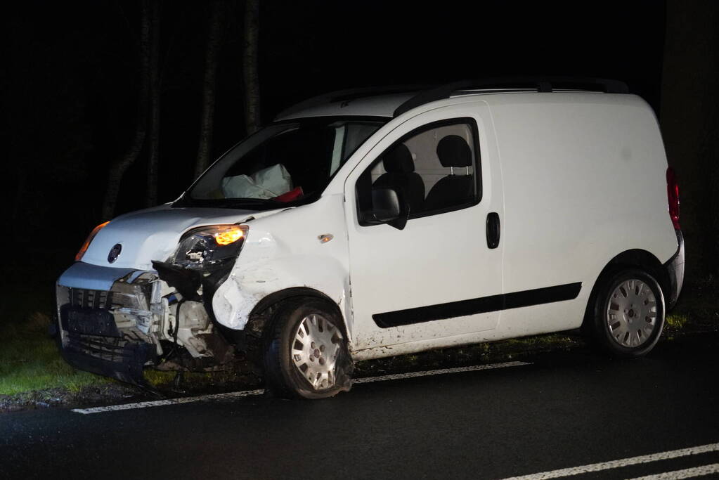 Bestelbussen flink beschadigd bij ongeval