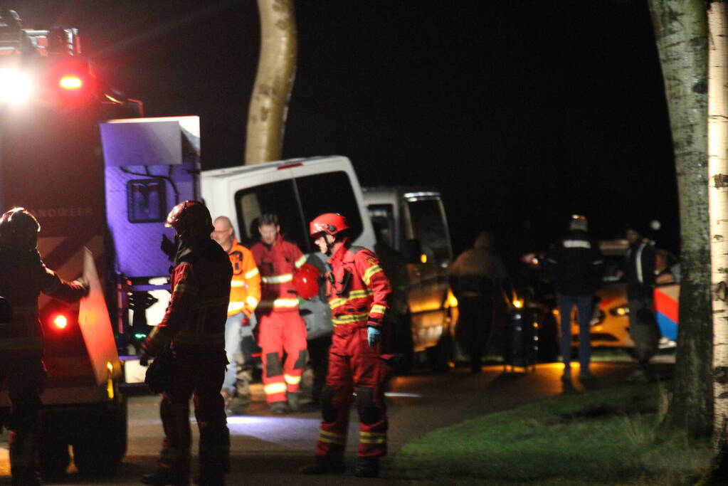 Bus botst frontaal tegen boom