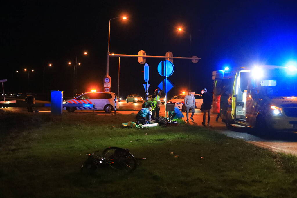 Zwaargewonde bij aanrijding tussen auto en fietser