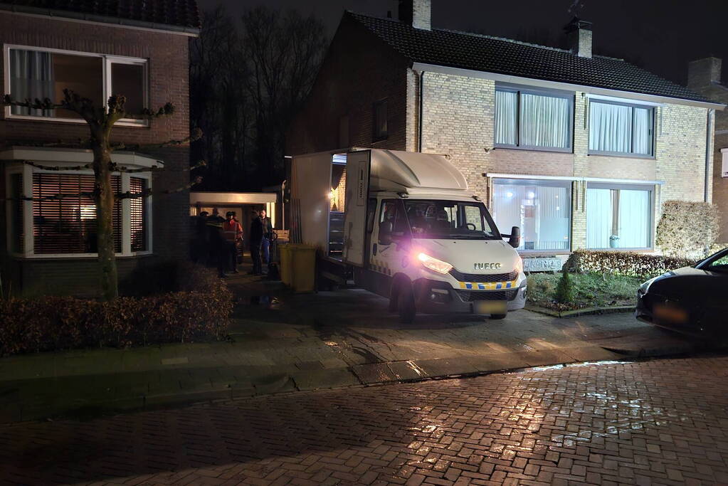 Politie ruimt hennepkwekerij uit woning