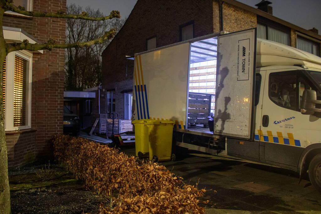 Politie ruimt hennepkwekerij uit woning