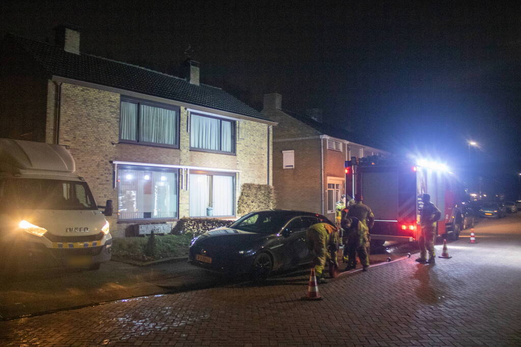 Politie ruimt hennepkwekerij uit woning