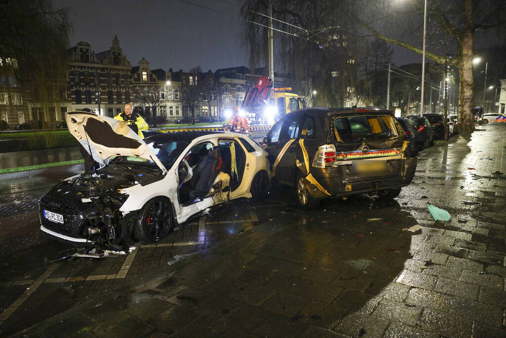 Fikse ravage bij aanrijding tussen meerdere voertuigen