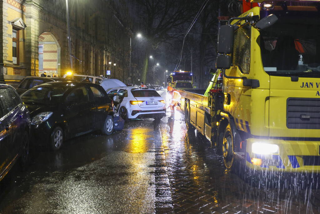 Fikse ravage bij aanrijding tussen meerdere voertuigen