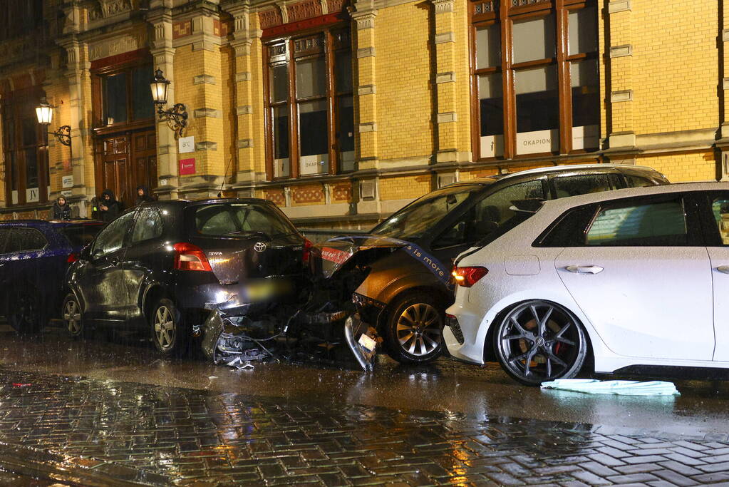 Fikse ravage bij aanrijding tussen meerdere voertuigen