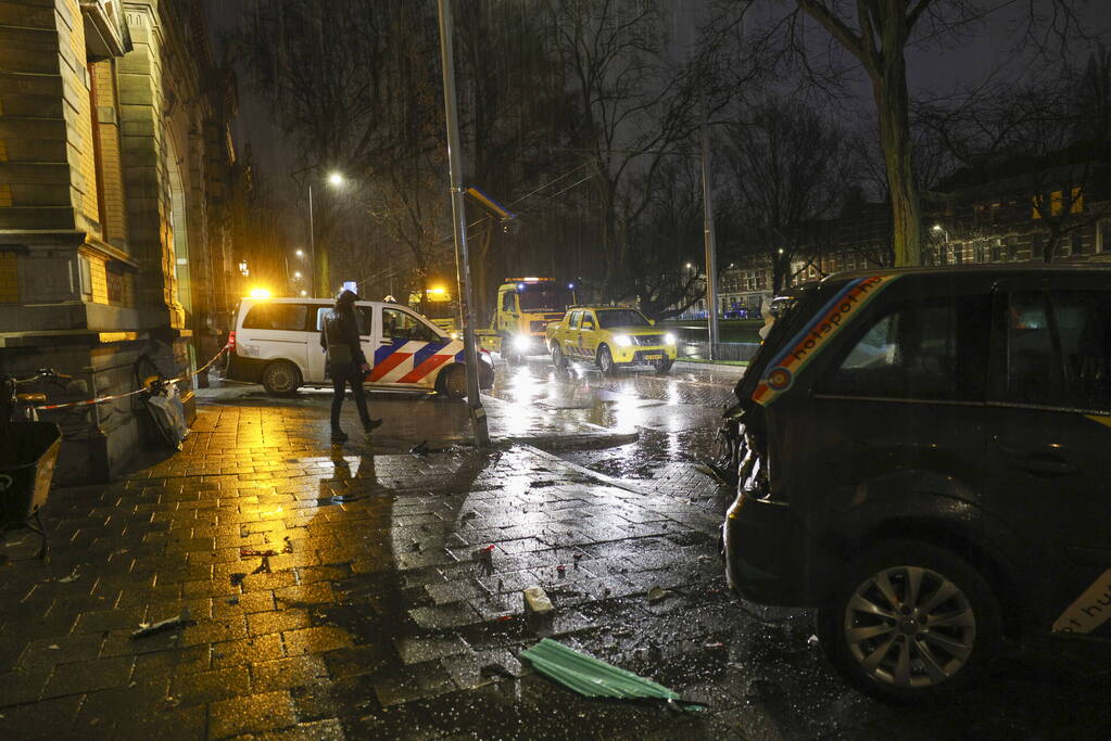 Fikse ravage bij aanrijding tussen meerdere voertuigen