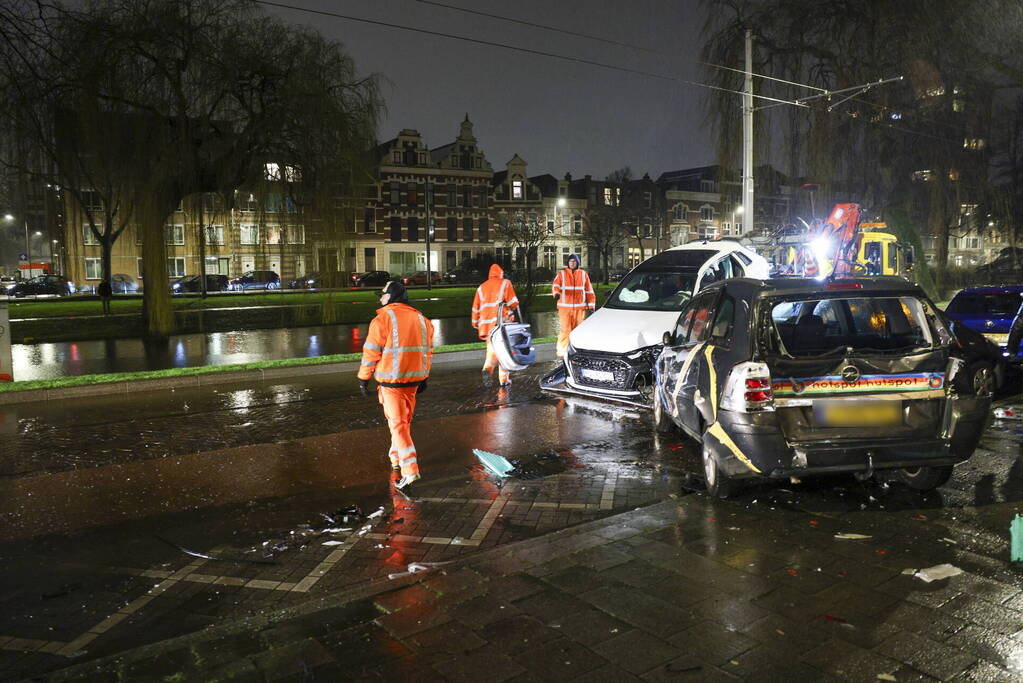 Fikse ravage bij aanrijding tussen meerdere voertuigen