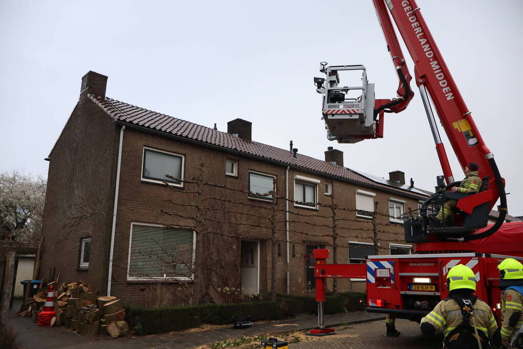 Brandweer veegt schoorsteen na brand