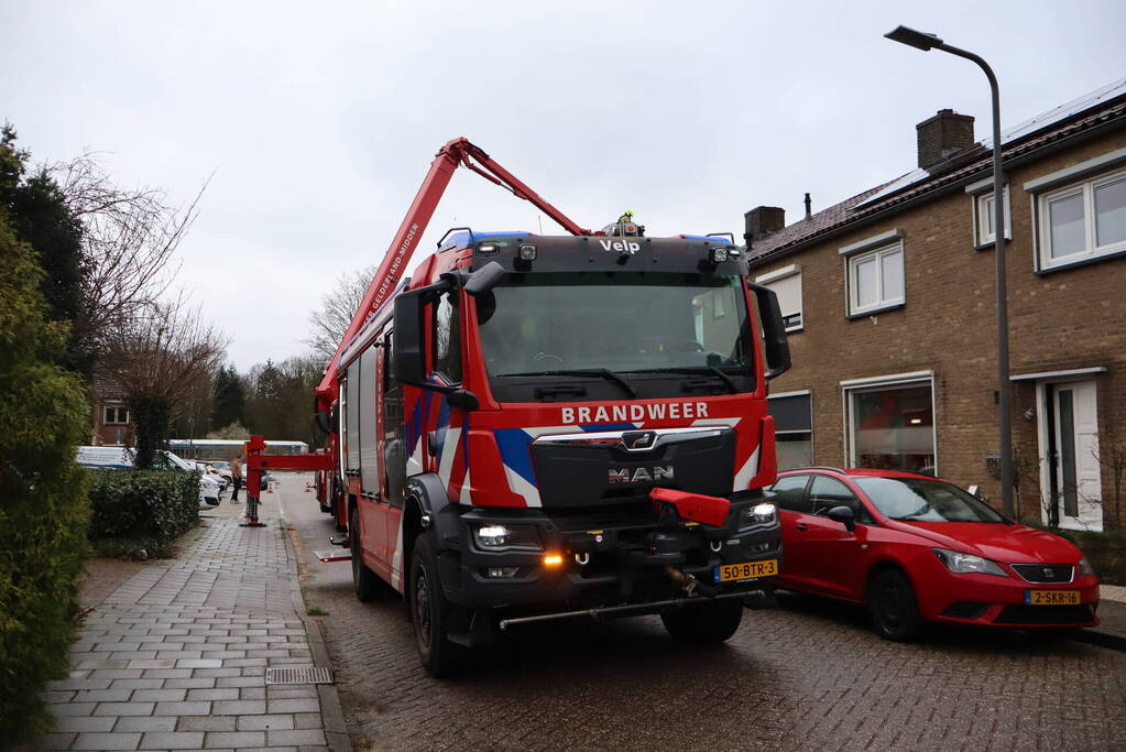 Brandweer veegt schoorsteen na brand