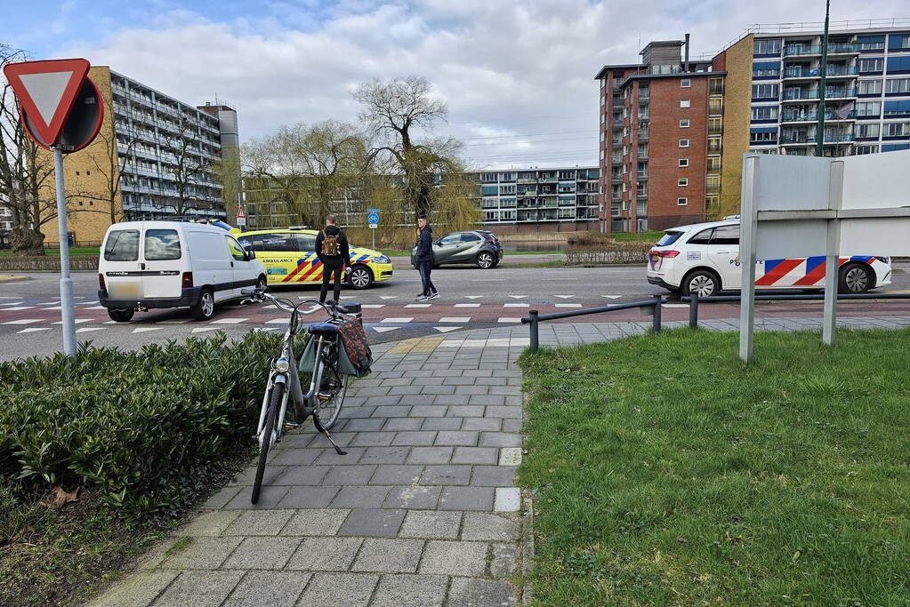 Fietser en bestuurder in botsing bij oversteekplaats