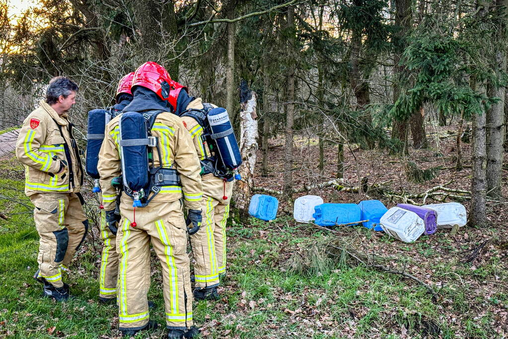 Onderzoek naar gedumpte vaten in bosgebied