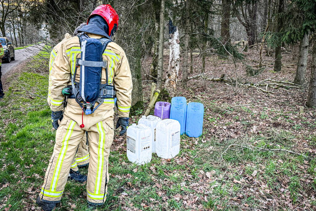 Onderzoek naar gedumpte vaten in bosgebied