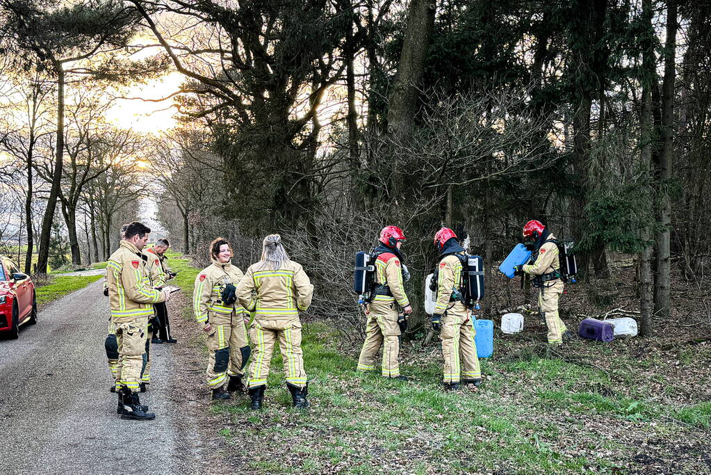 Onderzoek naar gedumpte vaten in bosgebied