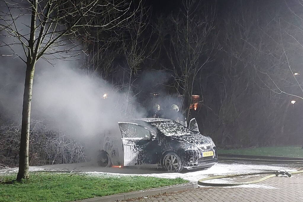 Geparkeerde auto zwaar beschadigd door brand