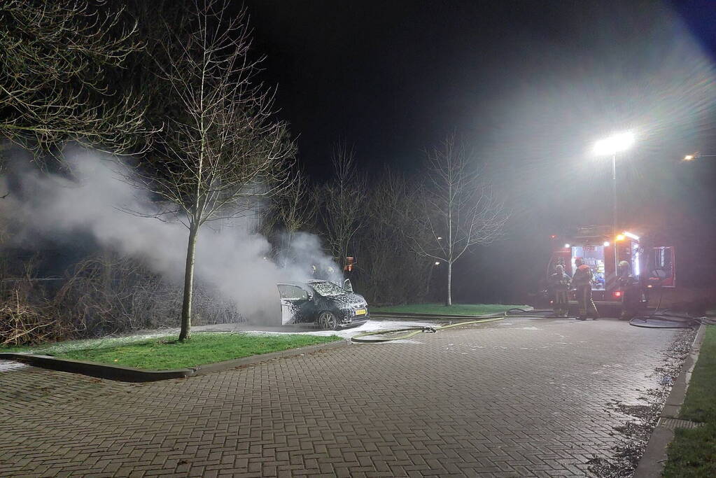 Geparkeerde auto zwaar beschadigd door brand