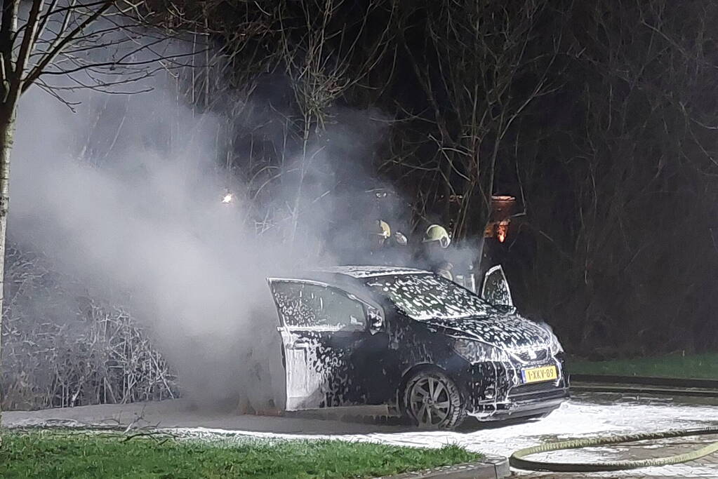 Geparkeerde auto zwaar beschadigd door brand