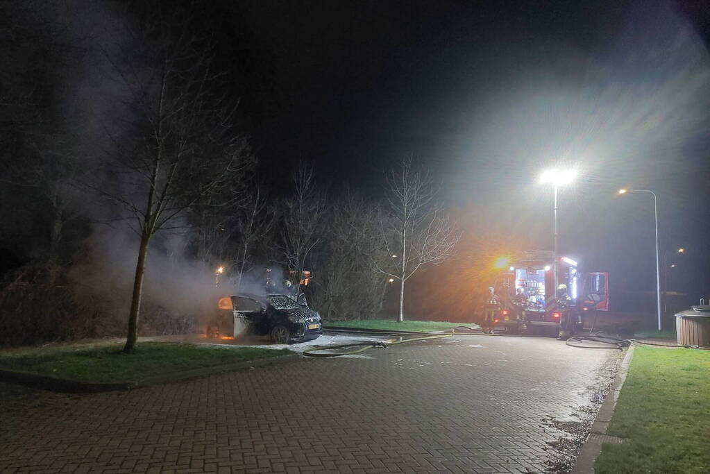 Geparkeerde auto zwaar beschadigd door brand