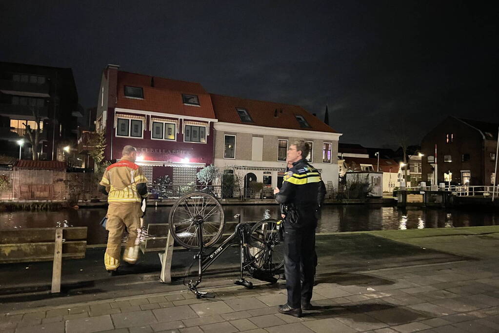 Hulpdiensten starten zoekactie na het aantreffen van een fiets langs de waterkant