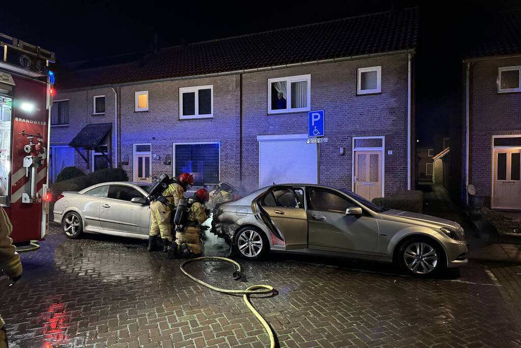 Twee auto's in brand