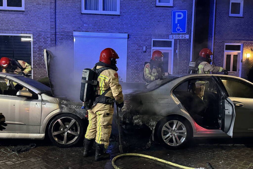 Twee auto's in brand