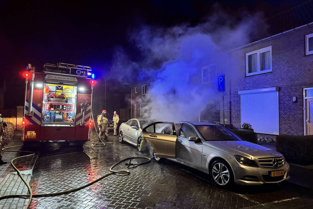 Twee auto's in brand