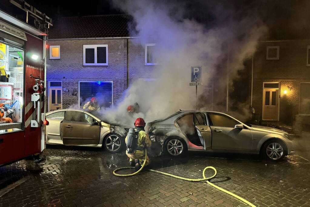 Twee auto's in brand