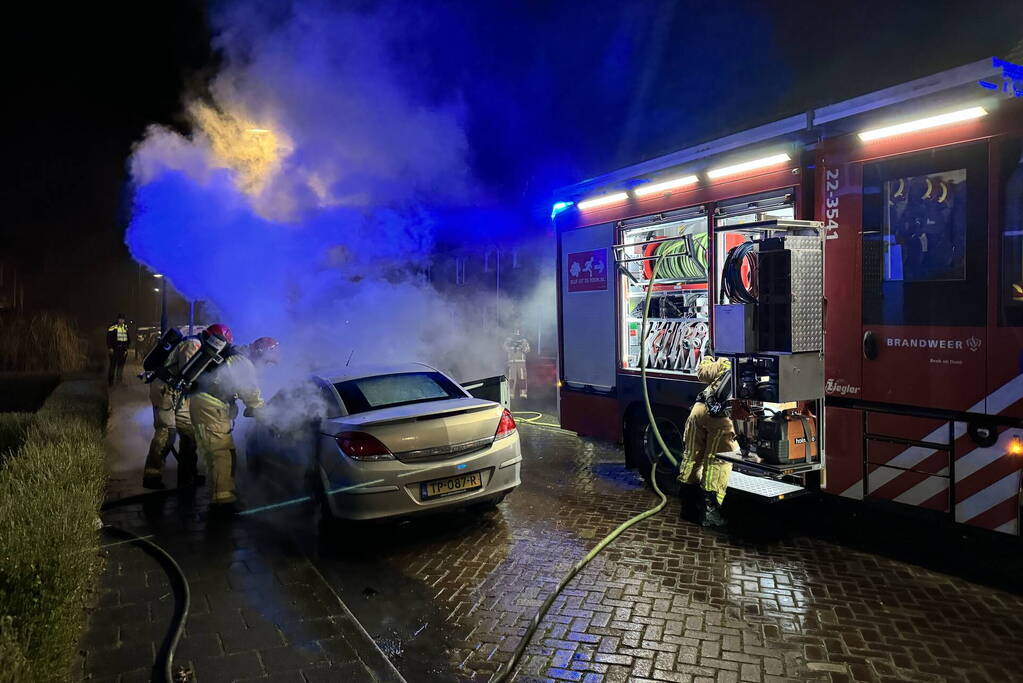 Twee auto's in brand