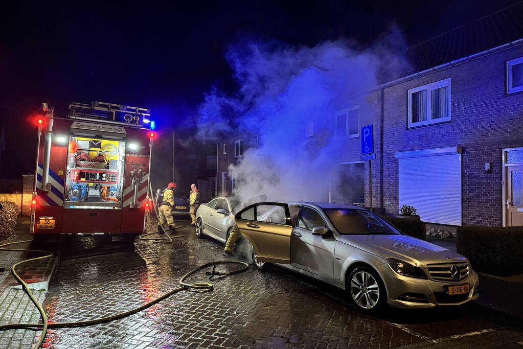 Twee auto's in brand