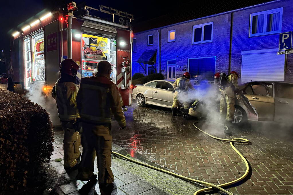 Twee auto's in brand