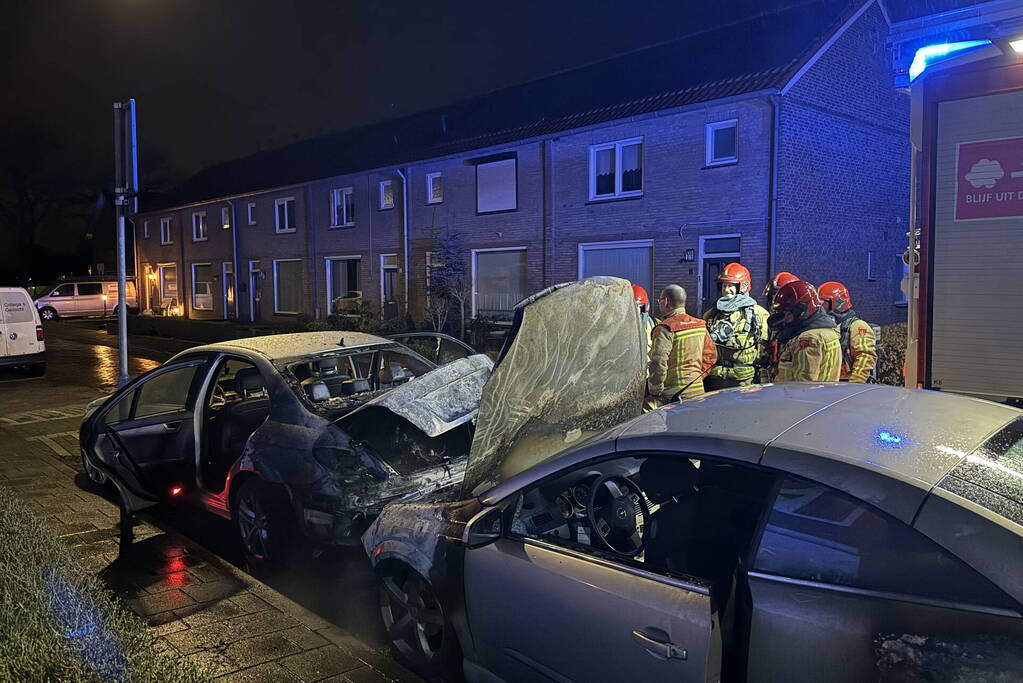 Twee auto's in brand