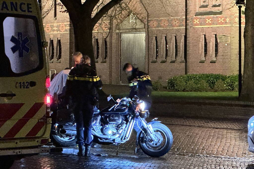 Motorrijder gaat onderuit en raakt gewond