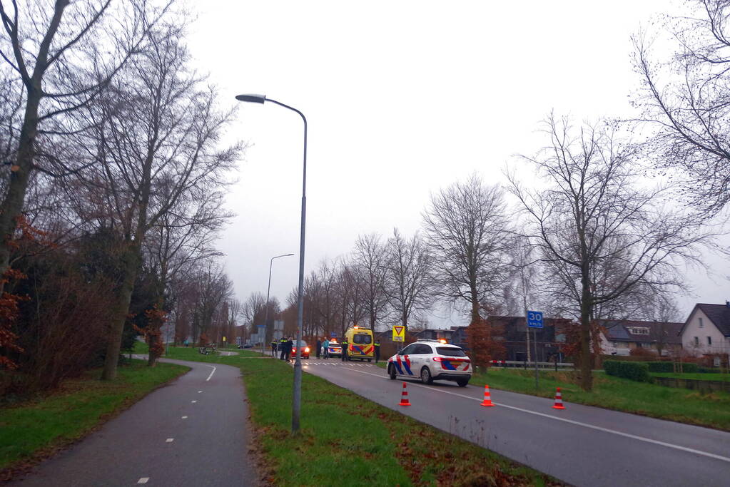 Fietser gewond naar het ziekenhuis na aanrijding met auto