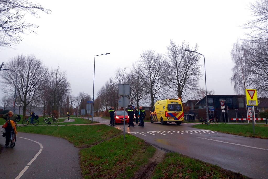 Fietser gewond naar het ziekenhuis na aanrijding met auto